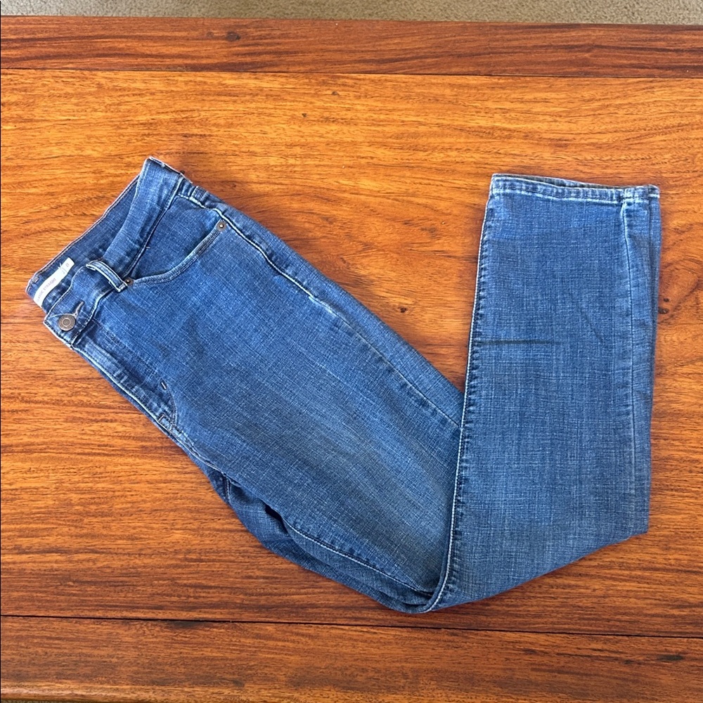 Levi Strauss & Co. women’s classic straight denim jeans, size 8